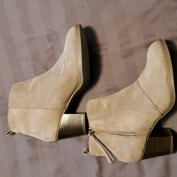 Old Navy tan suede boots, size 9 - Picture 4 of 11